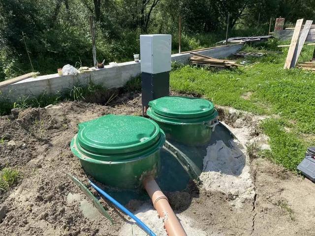 Люки станції під час монтажу