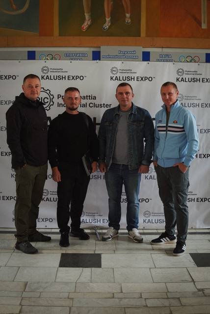 Учасники біля банера KALUSH EXPO та Прикарпатського промислового кластера