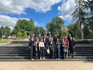 Учасники стаді-туру у Прикарпатському промисловому кластері обговорюють співпрацю